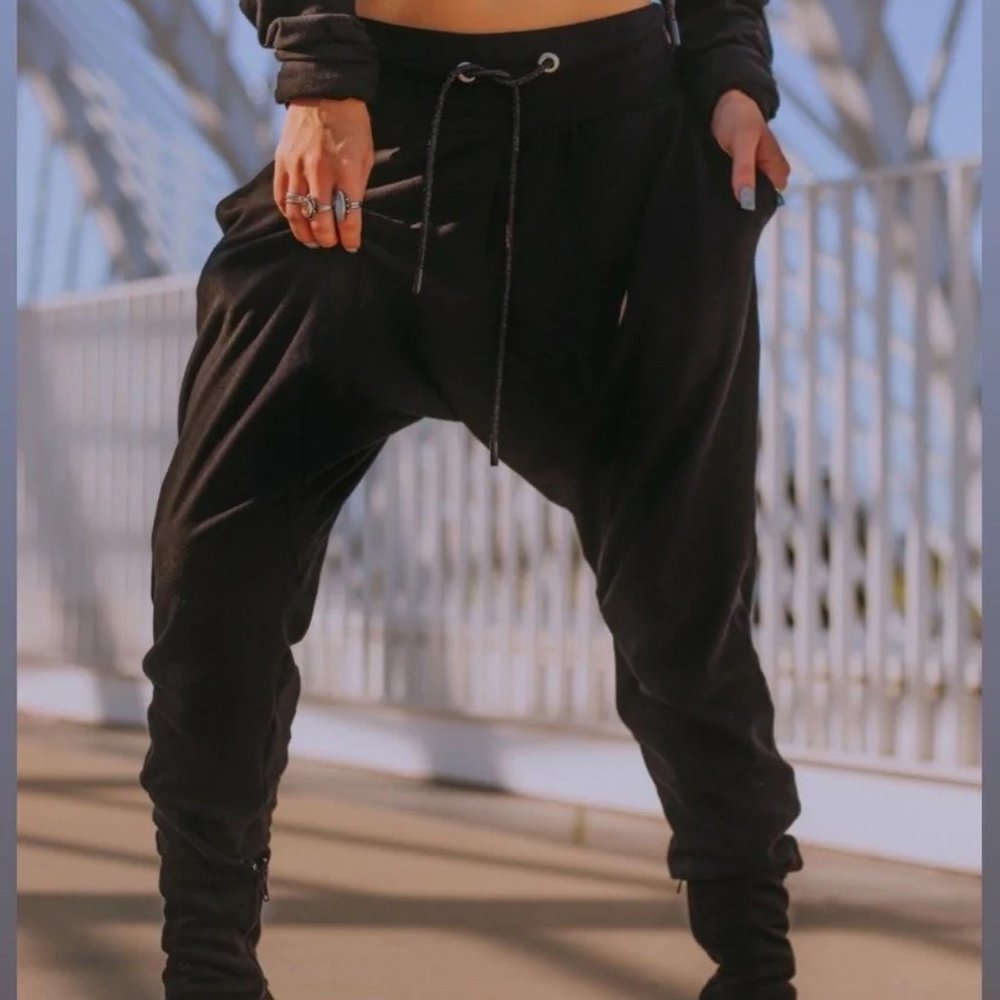 The Modern Vagabond Mogul 1.0 Joggers in Dragonfruit, Size Medium